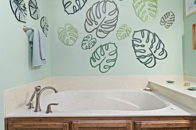 907 Thompson Drive, Gilchrist, TX 77617