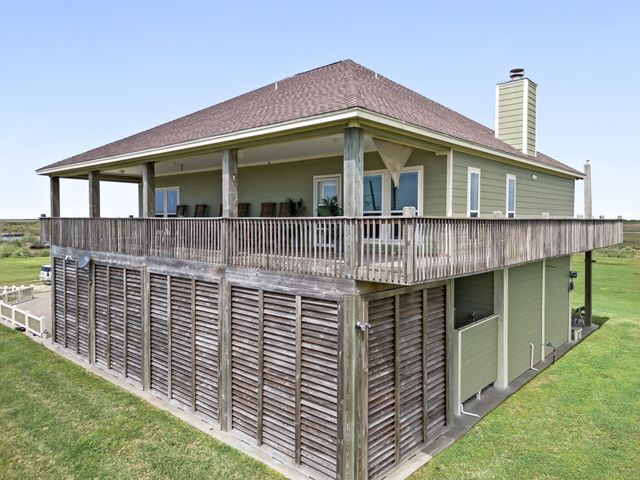 907 Thompson Drive, Gilchrist, TX 77617