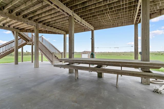 907 Thompson Drive, Gilchrist, TX 77617