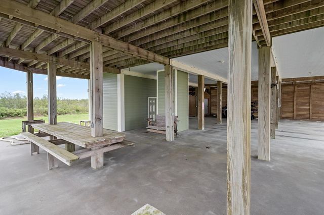 907 Thompson Drive, Gilchrist, TX 77617