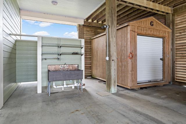 907 Thompson Drive, Gilchrist, TX 77617