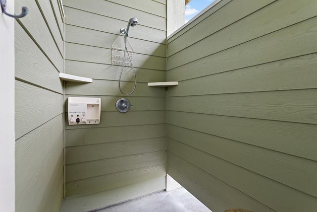 907 Thompson Drive, Gilchrist, TX 77617