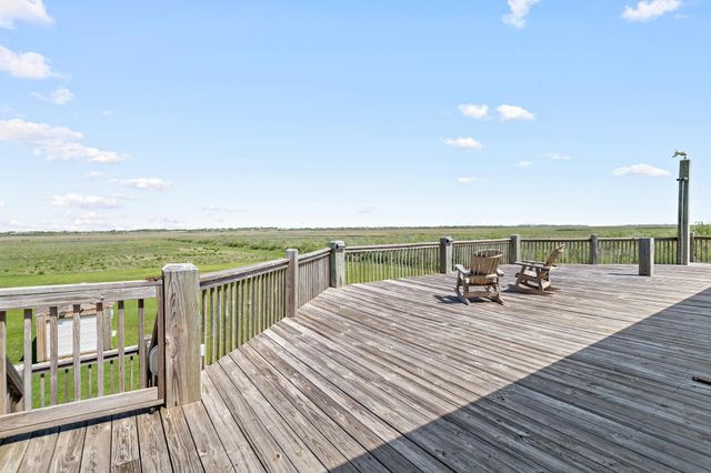 907 Thompson Drive, Gilchrist, TX 77617