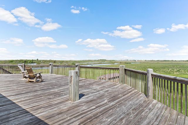 907 Thompson Drive, Gilchrist, TX 77617