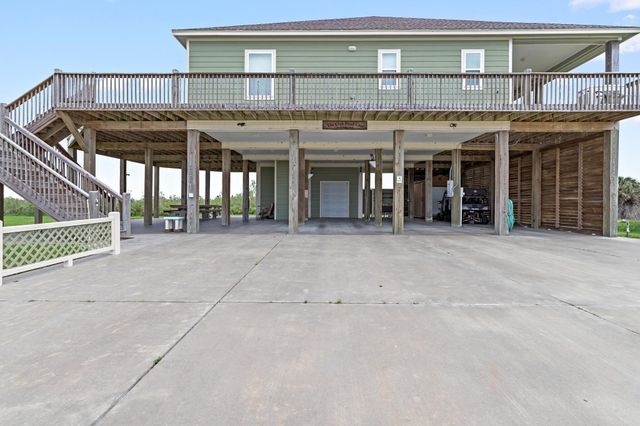 907 Thompson Drive, Gilchrist, TX 77617