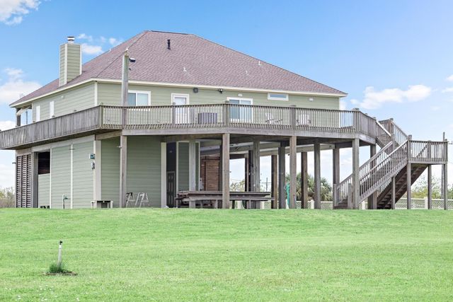 907 Thompson Drive, Gilchrist, TX 77617