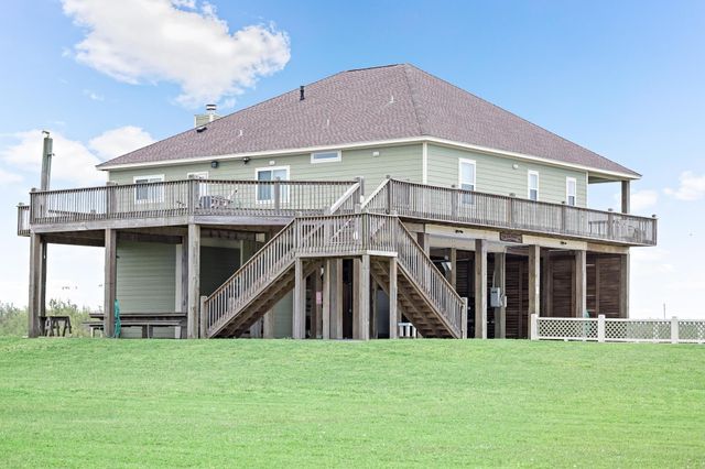 907 Thompson Drive, Gilchrist, TX 77617