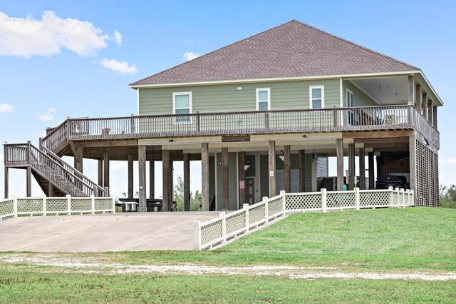 907 Thompson Drive, Gilchrist, TX 77617