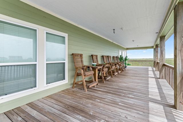 907 Thompson Drive, Gilchrist, TX 77617