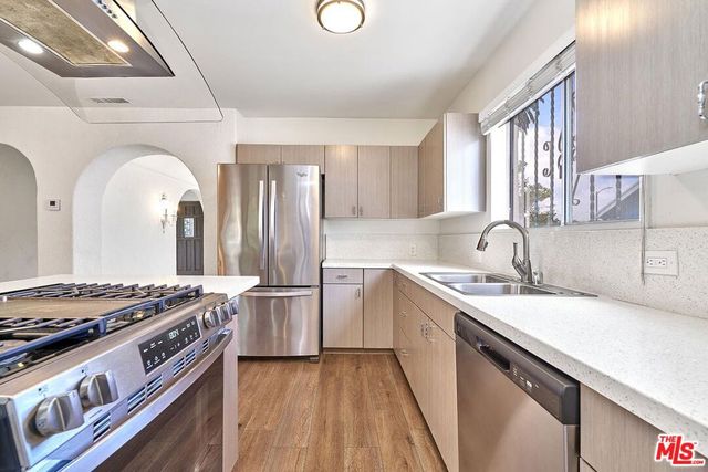 1120 S Plymouth Boulevard, Los Angeles, CA 90019