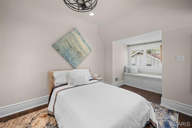 430 W Lockwood Avenue, St Louis, MO 63119
