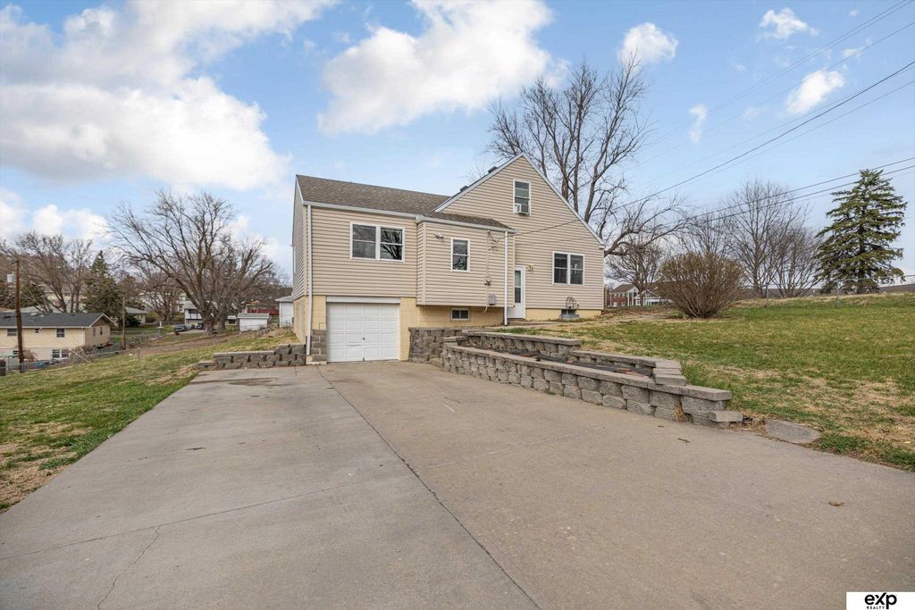 4702 N 52 Street, Omaha, NE 68104