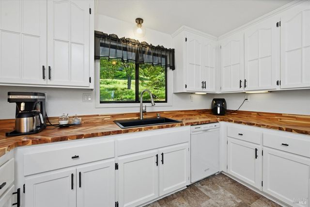 19004 Deer Hill Rd, Hidden Valley Lake, CA 95467