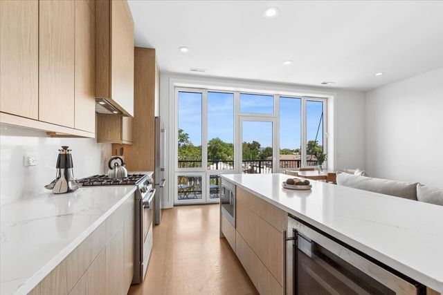 4939 N Damen Avenue 404, Chicago, IL 60625