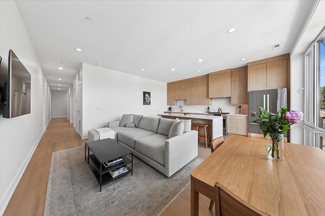 4939 N Damen Avenue 404, Chicago, IL 60625