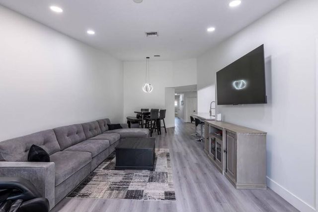 1129 W LAKES Drive, Deerfield Beach, FL 33442