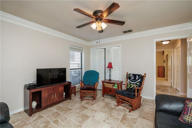 125 James Dr, Sinton, TX 78387