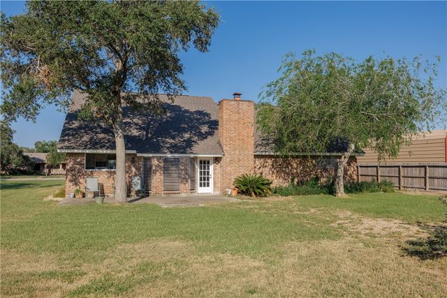 125 James Dr, Sinton, TX 78387