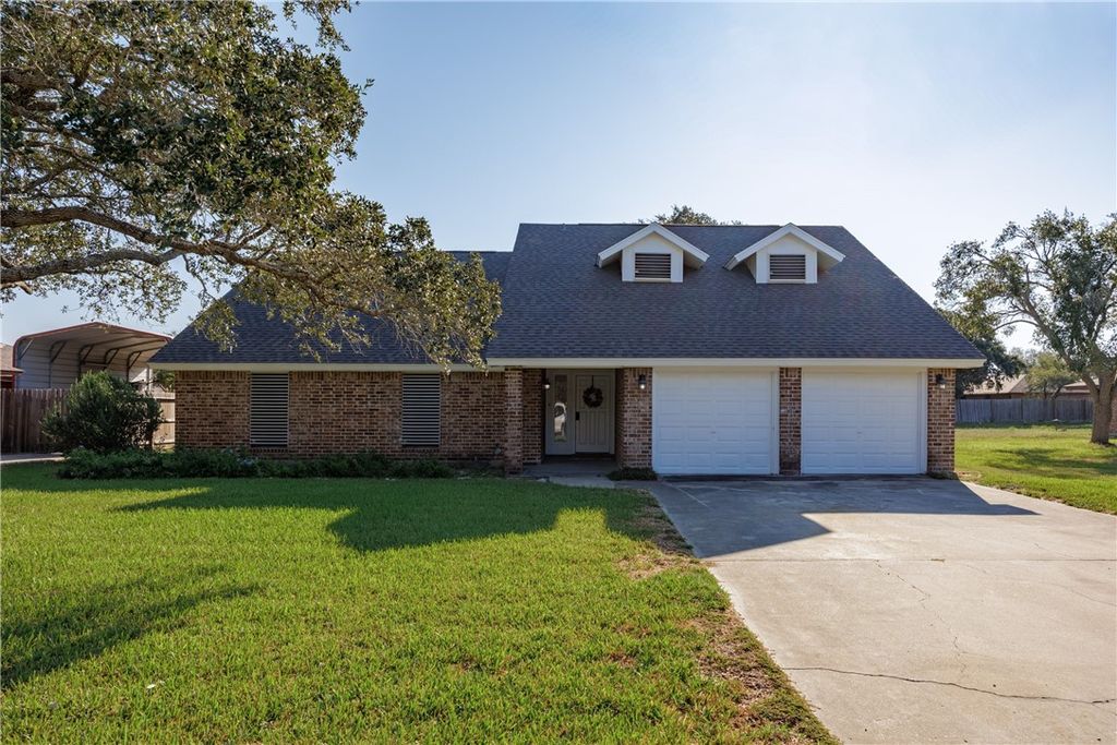 125 James Dr, Sinton, TX 78387