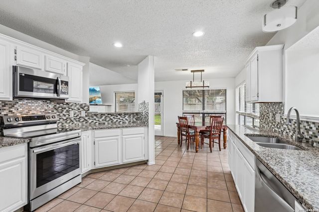 959 Hedgestone Dr, San Antonio, TX 78258