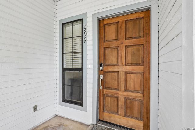959 Hedgestone Dr, San Antonio, TX 78258
