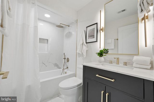 220 V ST NE, Washington, DC 20002