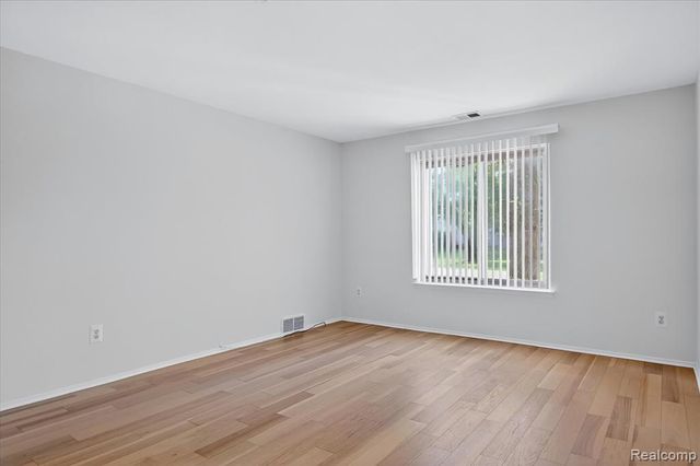 2037 E Franklin Drive, Canton, MI 48187