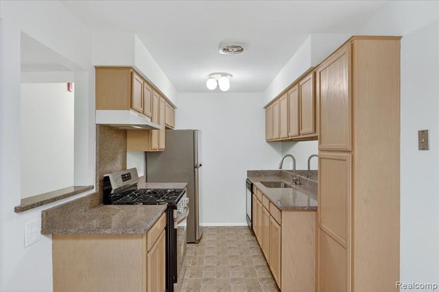2037 E Franklin Drive, Canton, MI 48187