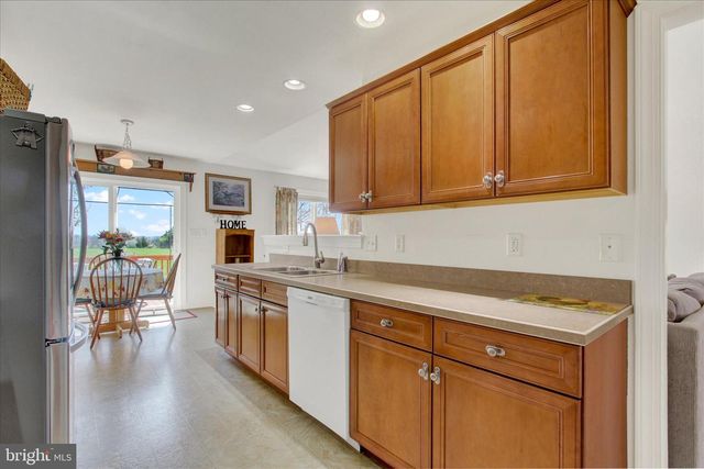 2515 ADMIRE SPRINGS DR, Dover, PA 17315