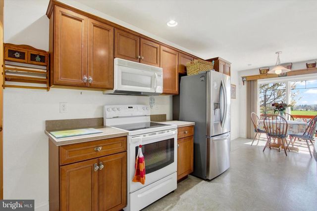 2515 ADMIRE SPRINGS DR, Dover, PA 17315