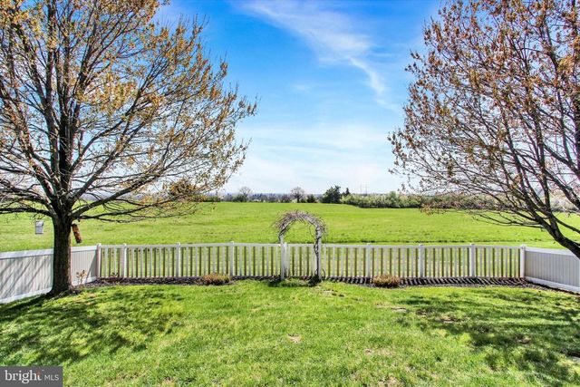2515 ADMIRE SPRINGS DR, Dover, PA 17315