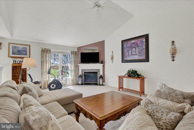 2515 ADMIRE SPRINGS DR, Dover, PA 17315