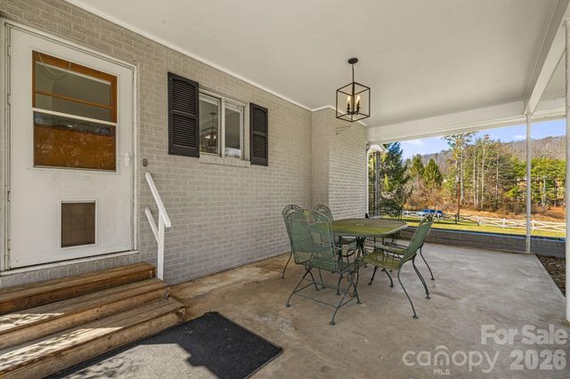 10581 Boylston Highway, Mills River, NC 28759