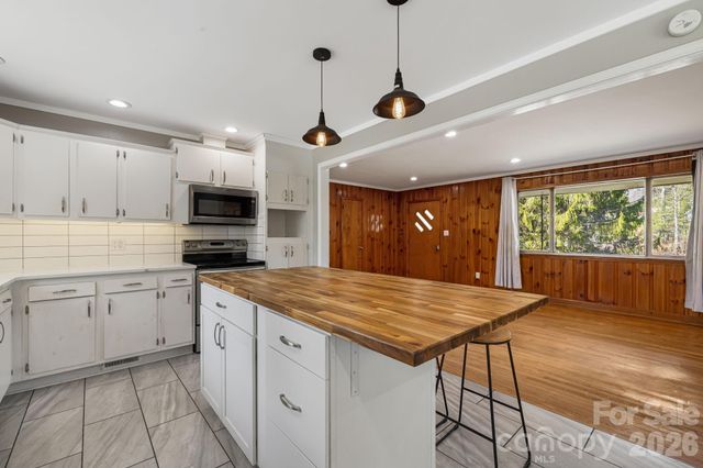 10581 Boylston Highway, Mills River, NC 28759