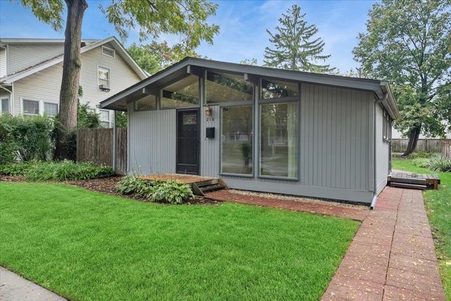 216 Broadway Street, Libertyville, IL 60048