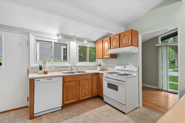 216 Broadway Street, Libertyville, IL 60048