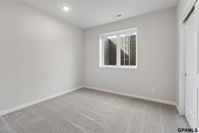 5714 Kestrel Parkway, Elkhorn, NE 68022