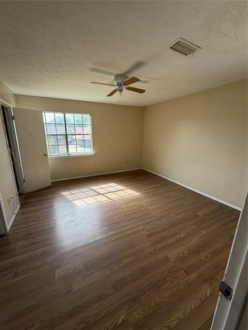 26 E Mountain Creek Drive, Grand Prairie, TX 75052