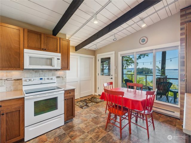 9758 Golden View Trail, La Conner, WA 98257