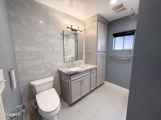 2244 E NICOLET Avenue, Phoenix, AZ 85020