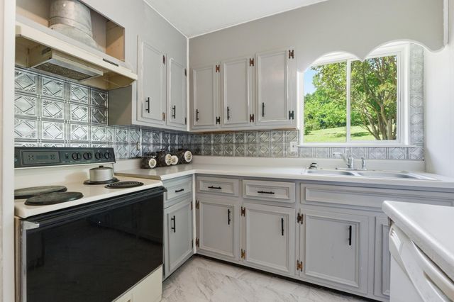 1000 Hill Crest Road, Hixson, TN 37343