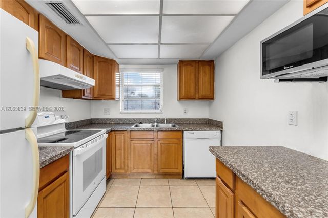 7560 SW 82nd St G112, Miami, FL 33143