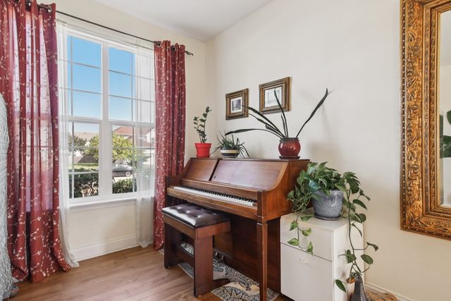 593 W Hamlin Lane, Round Lake, IL 60073