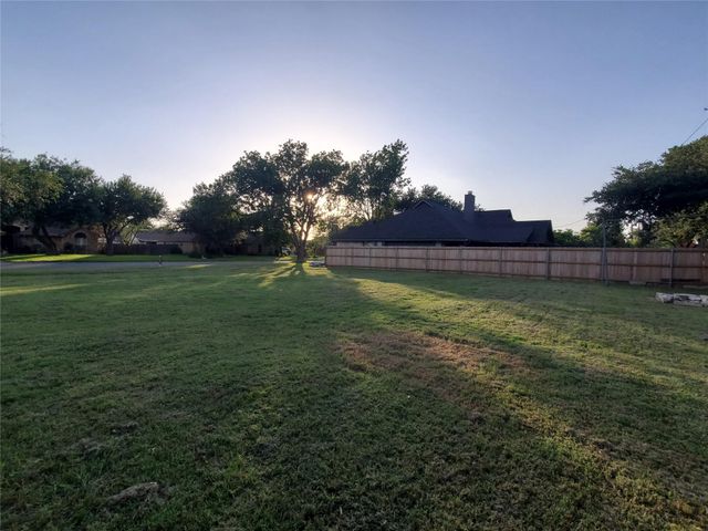 2200 Lark LN, Taylor, TX 76574