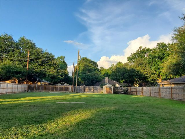 2200 Lark LN, Taylor, TX 76574