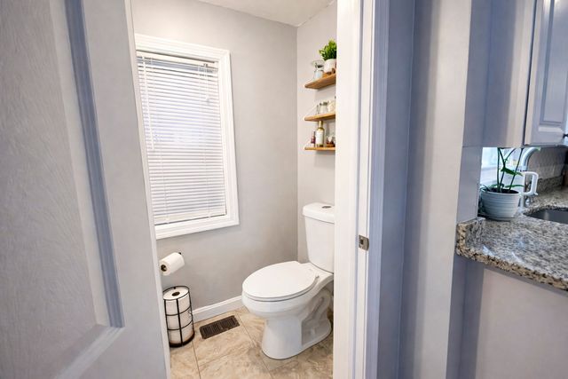 17 Moon St, Southbridge, MA 01550