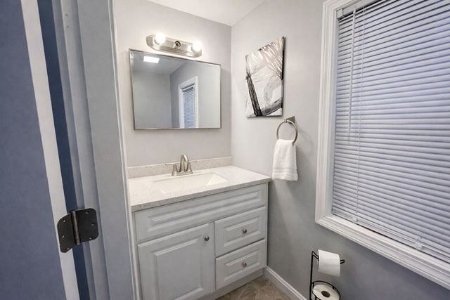 17 Moon St, Southbridge, MA 01550