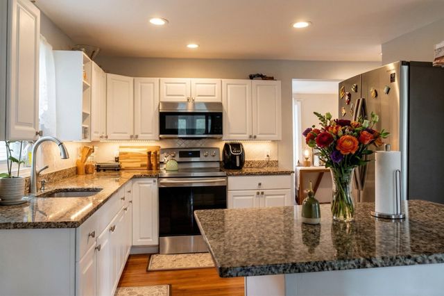17 Moon St, Southbridge, MA 01550