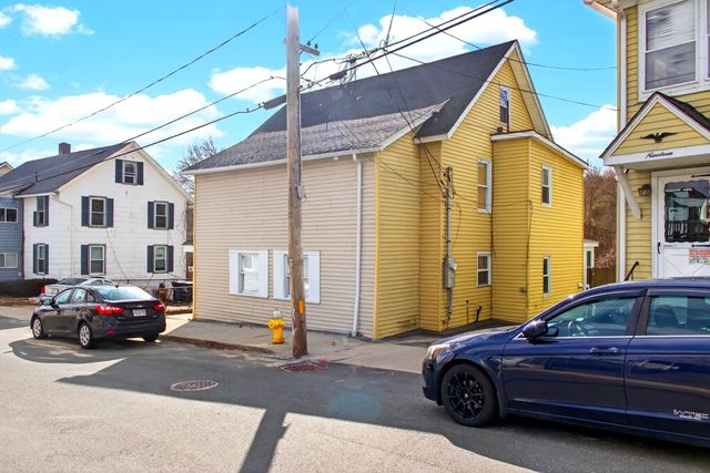 17 Moon St, Southbridge, MA 01550