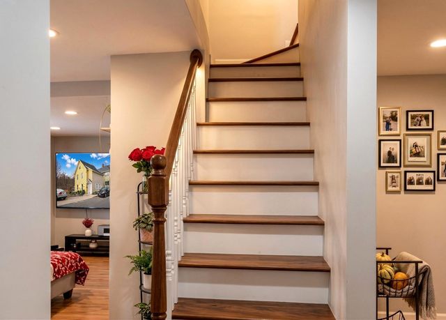 17 Moon St, Southbridge, MA 01550